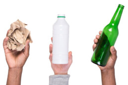 dłonie trzymają r&oacute;żne rodzaje opakowań stworzonych w ramach usługi ekoprojektowania opakowań Interzero