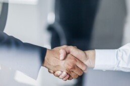 uścisk dłoni podczas podpisywania umowy o pracę w Interzero