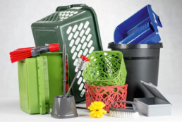 przedmioty z plastiku wykonane z regranulatu uzyskanego w procesie recyklingu tworzyw sztucznych Interzero