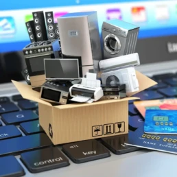 Pudełko wypełniony sprzętem elektrycznym i elektronicznym