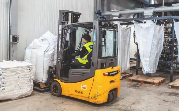 wózek widłowy przewozi big bag