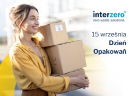 kobieta niosąca trzy kartony